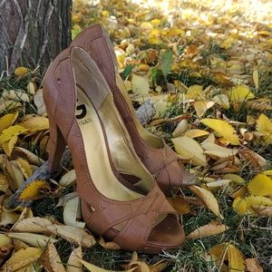 Guess pumps